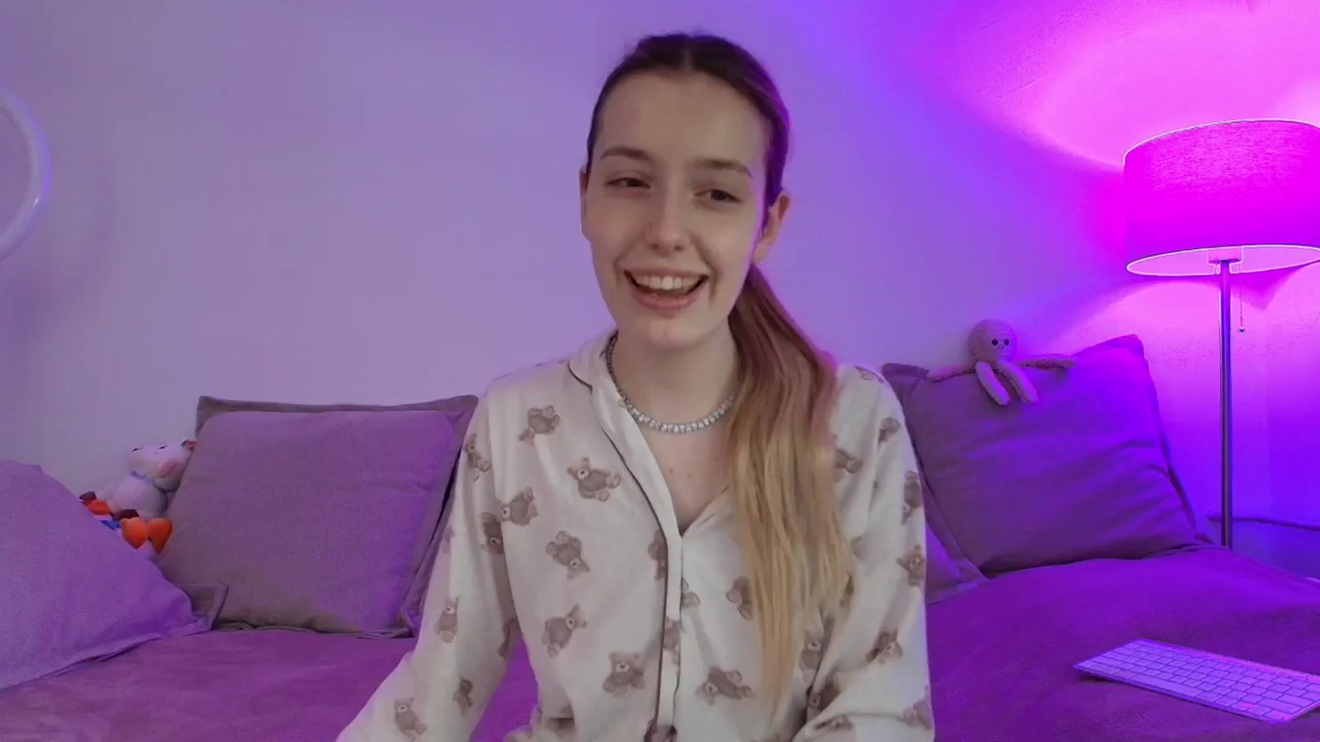 Gallery image thumbnail from Elenaxkiss's myfreecams stream on, 04/12/2026, 08:42 image 8 of 20