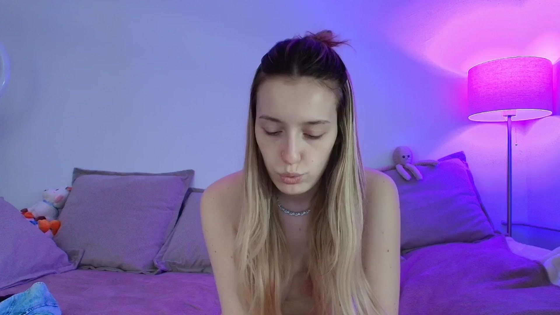 Gallery image thumbnail from Elenaxkiss's myfreecams stream on, 04/12/2026, 10:10 image 18 of 20