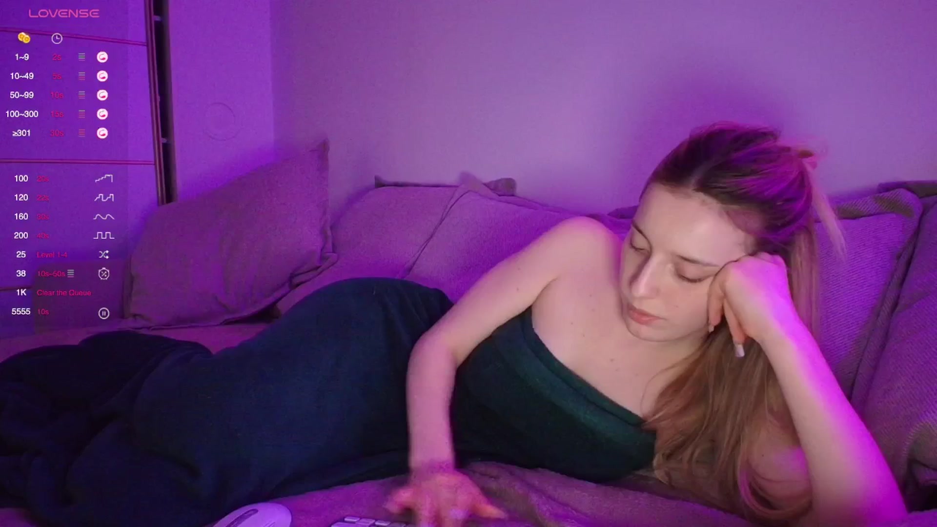 Gallery image thumbnail from Elenaxkiss's myfreecams stream on, 04/12/2026, 21:46 image 10 of 20