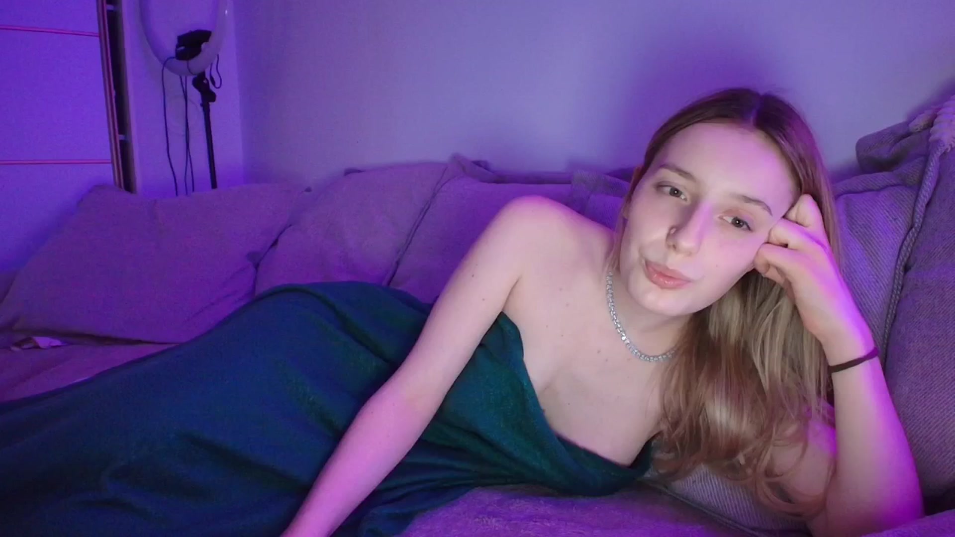 Gallery image thumbnail from Elenaxkiss's myfreecams stream on, 04/13/2026, 20:26 image 3 of 20