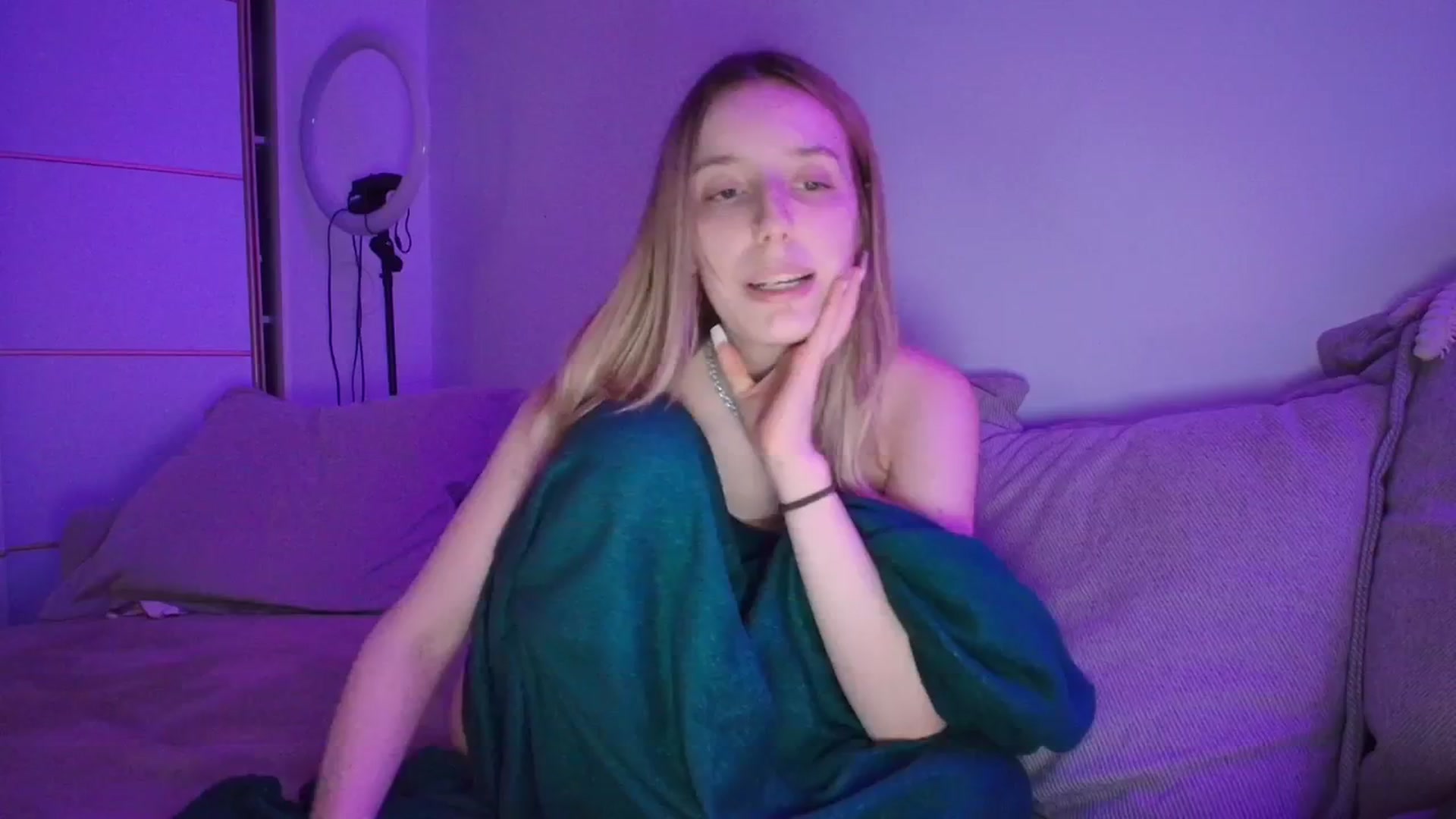 Gallery image thumbnail from Elenaxkiss's myfreecams stream on, 04/13/2026, 20:26 image 13 of 20