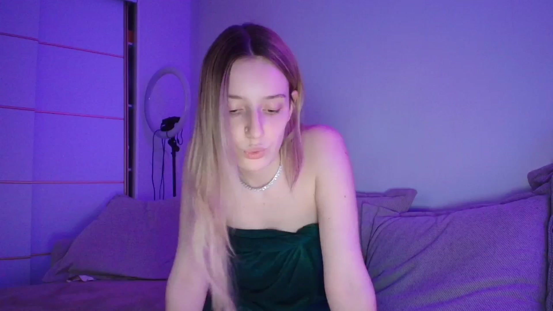 Gallery image thumbnail from Elenaxkiss's myfreecams stream on, 04/13/2026, 20:26 image 20 of 20