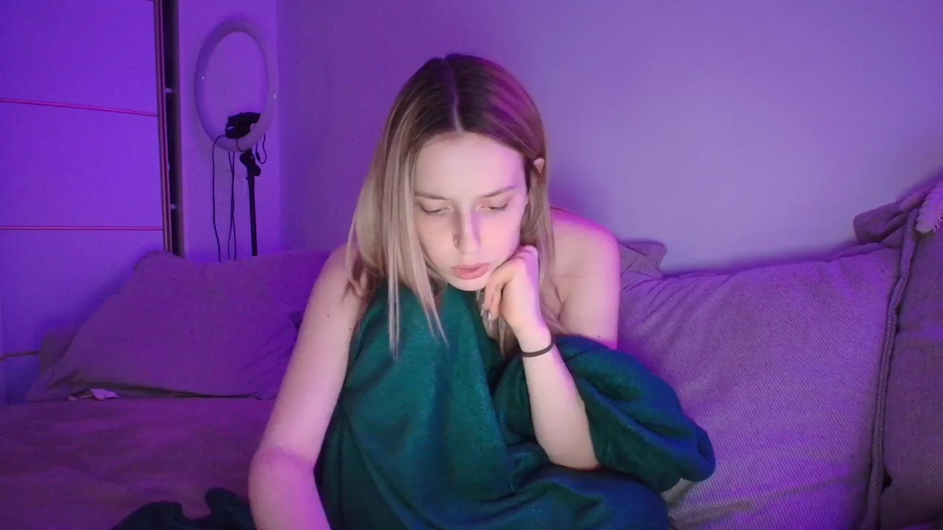 Gallery image thumbnail from Elenaxkiss's myfreecams stream on, 04/13/2026, 20:26 image 11 of 20