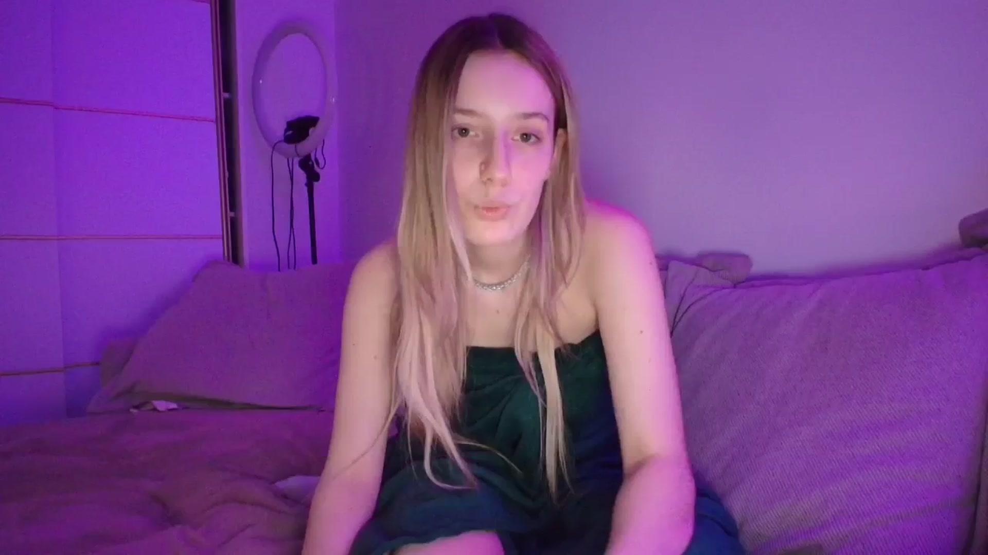 Gallery image thumbnail from Elenaxkiss's myfreecams stream on, 04/13/2026, 20:26 image 17 of 20