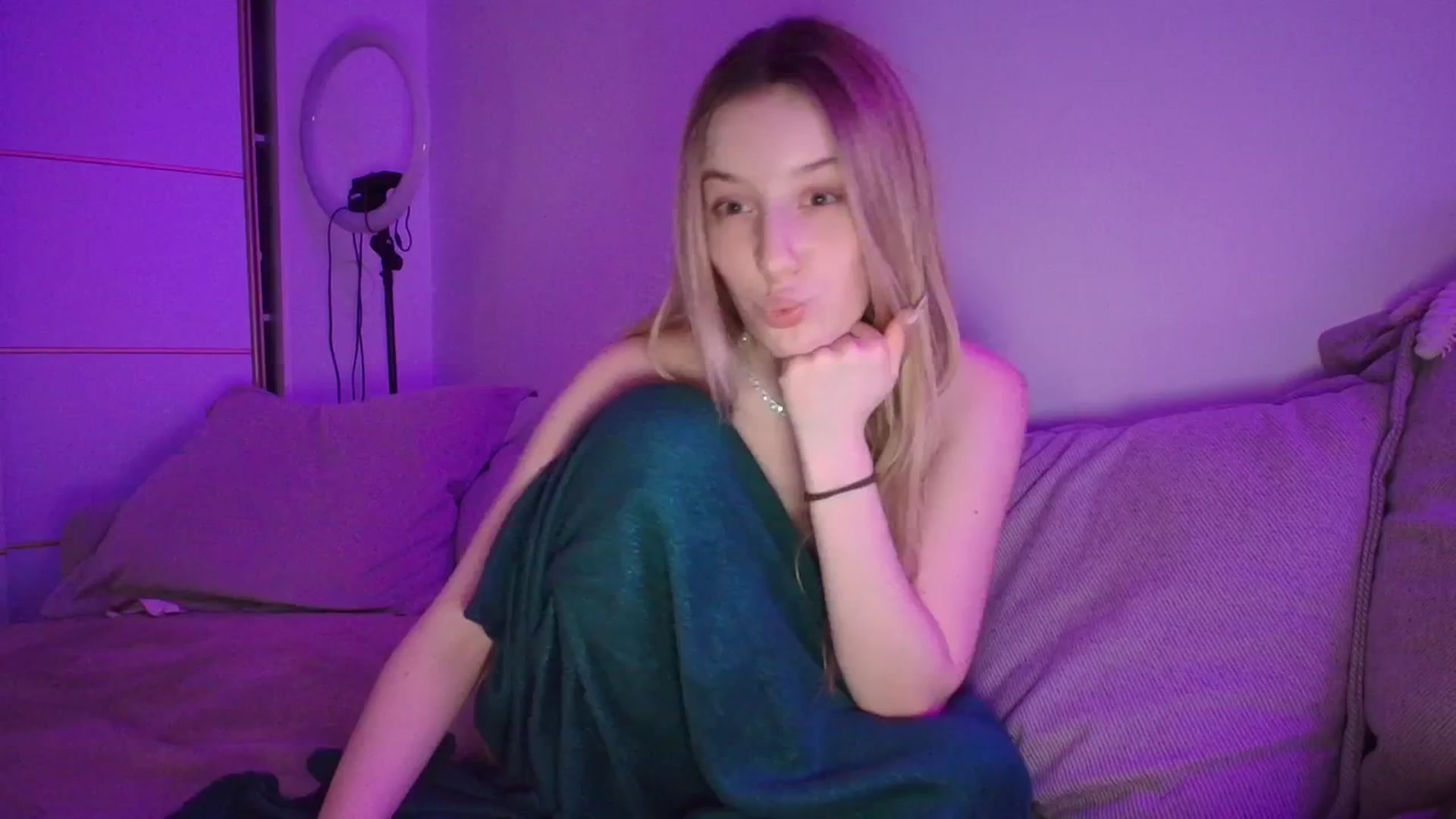 Gallery image thumbnail from Elenaxkiss's myfreecams stream on, 04/13/2026, 20:26 image 10 of 20