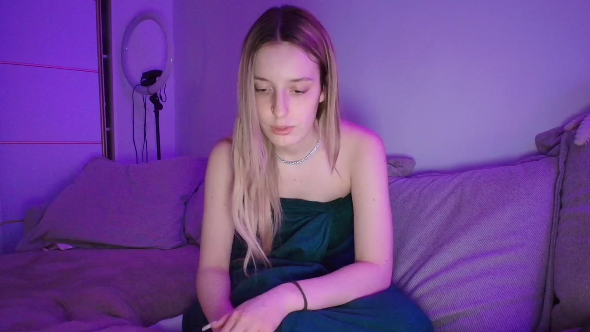 Gallery image thumbnail from Elenaxkiss's myfreecams stream on, 04/13/2026, 20:26 image 14 of 20