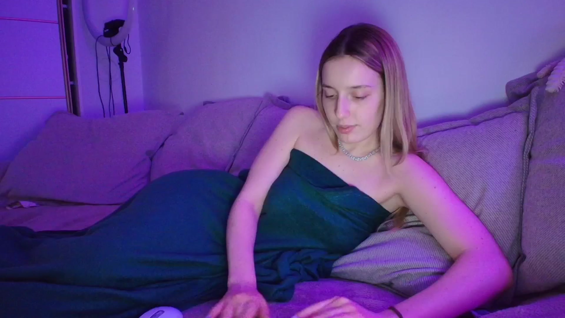 Gallery image thumbnail from Elenaxkiss's myfreecams stream on, 04/13/2026, 20:26 image 7 of 20