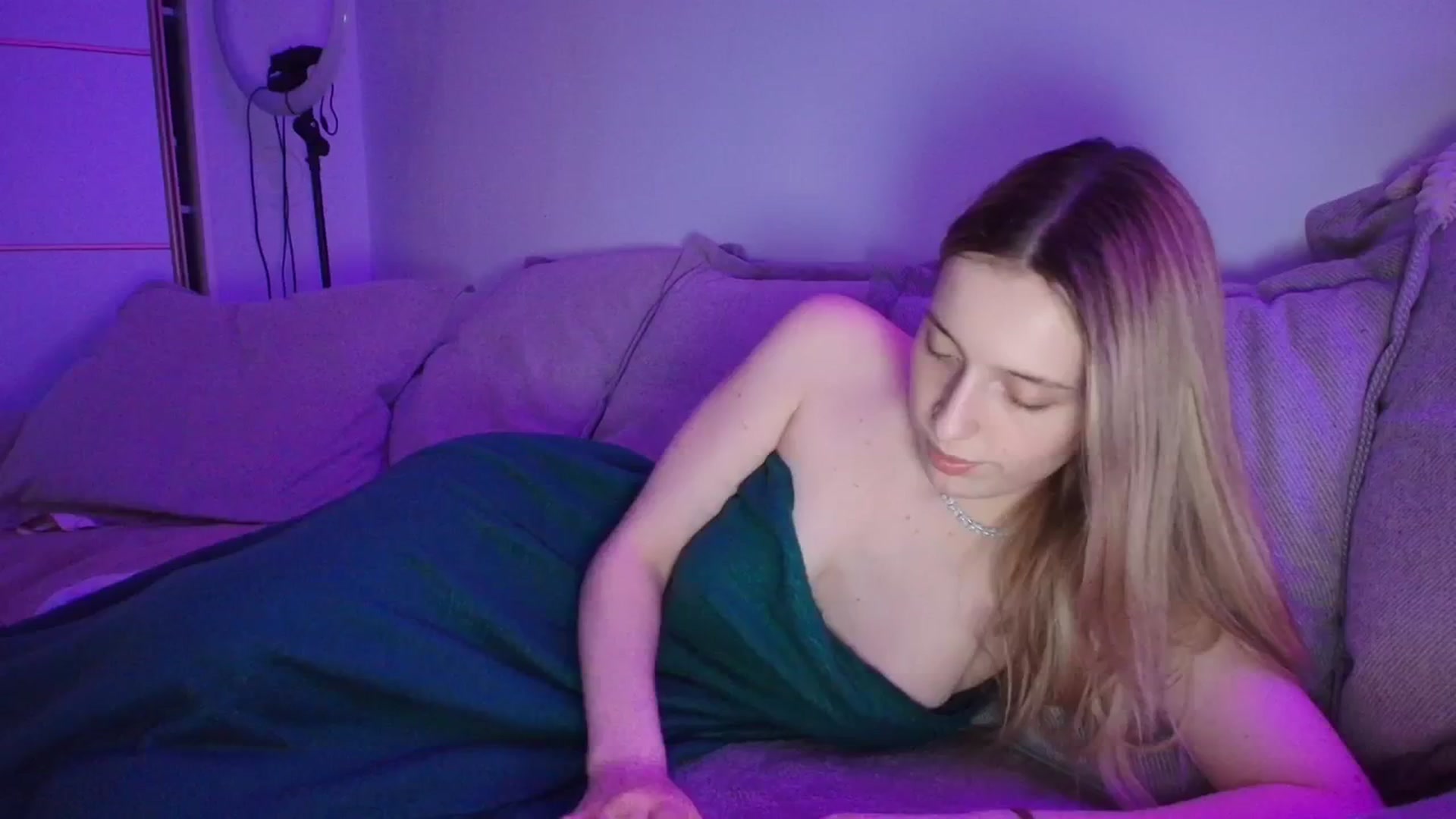Gallery image thumbnail from Elenaxkiss's myfreecams stream on, 04/13/2026, 20:26 image 4 of 20