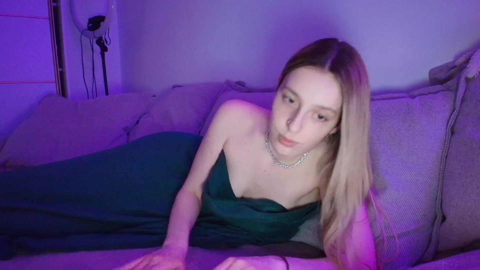 Gallery image thumbnail from Elenaxkiss's myfreecams stream on, 04/13/2026, 20:26 image 9 of 20