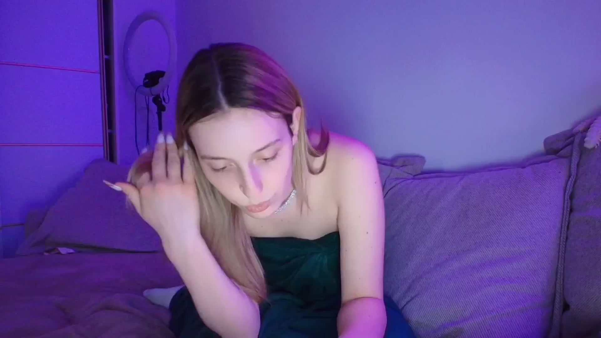 Gallery image thumbnail from Elenaxkiss's myfreecams stream on, 04/13/2026, 20:26 image 15 of 20