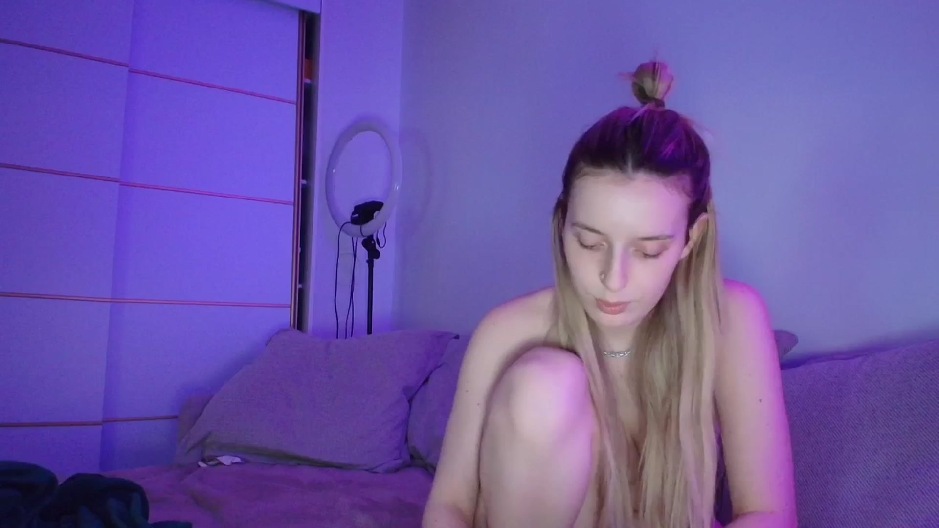 Gallery image thumbnail from Elenaxkiss's myfreecams stream on, 04/13/2026, 22:18 image 3 of 20