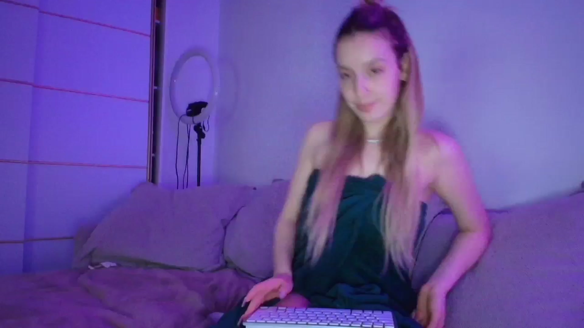 Gallery image thumbnail from Elenaxkiss's myfreecams stream on, 04/13/2026, 22:18 image 9 of 20