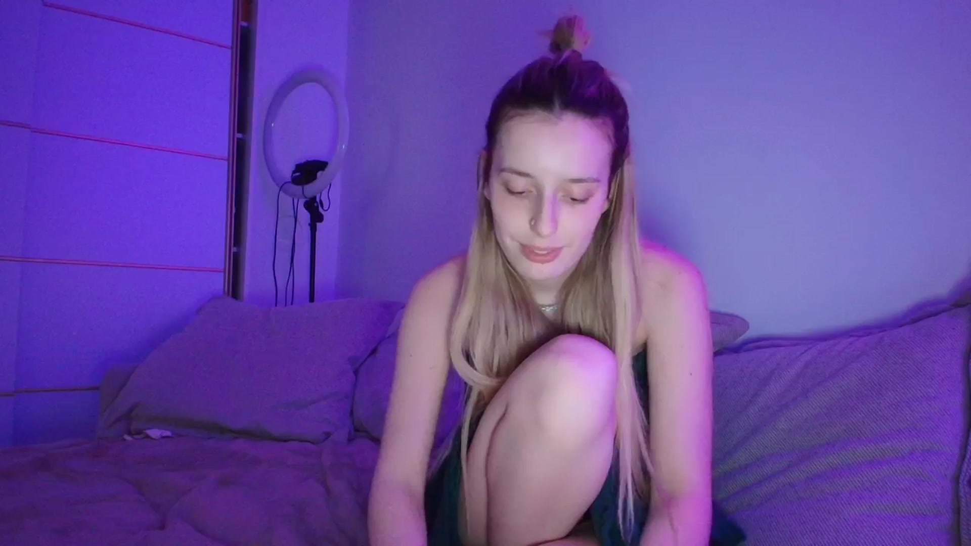 Gallery image thumbnail from Elenaxkiss's myfreecams stream on, 04/13/2026, 22:18 image 18 of 20
