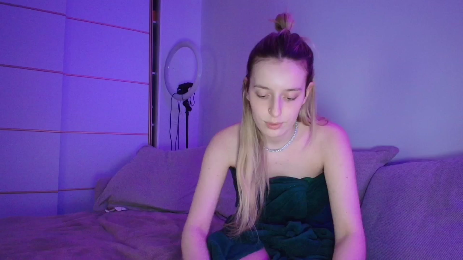 Gallery image thumbnail from Elenaxkiss's myfreecams stream on, 04/13/2026, 22:18 image 8 of 20