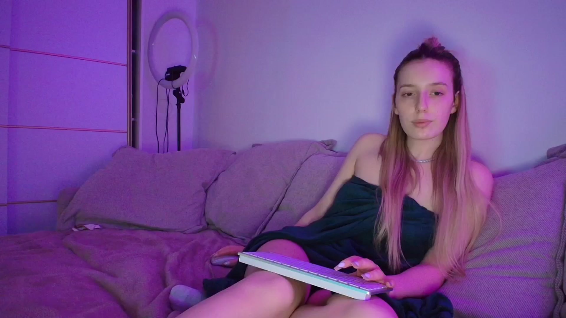 Gallery image thumbnail from Elenaxkiss's myfreecams stream on, 04/13/2026, 22:18 image 12 of 20