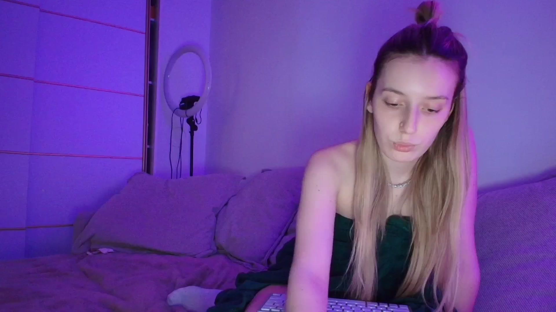 Gallery image thumbnail from Elenaxkiss's myfreecams stream on, 04/13/2026, 22:18 image 10 of 20