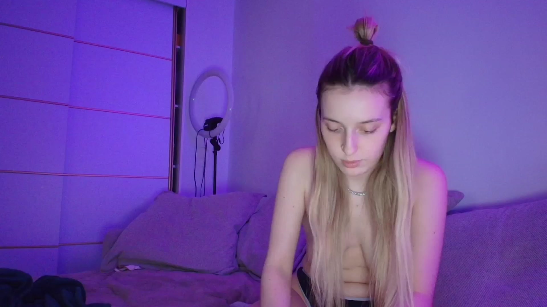 Gallery image thumbnail from Elenaxkiss's myfreecams stream on, 04/13/2026, 22:18 image 2 of 20