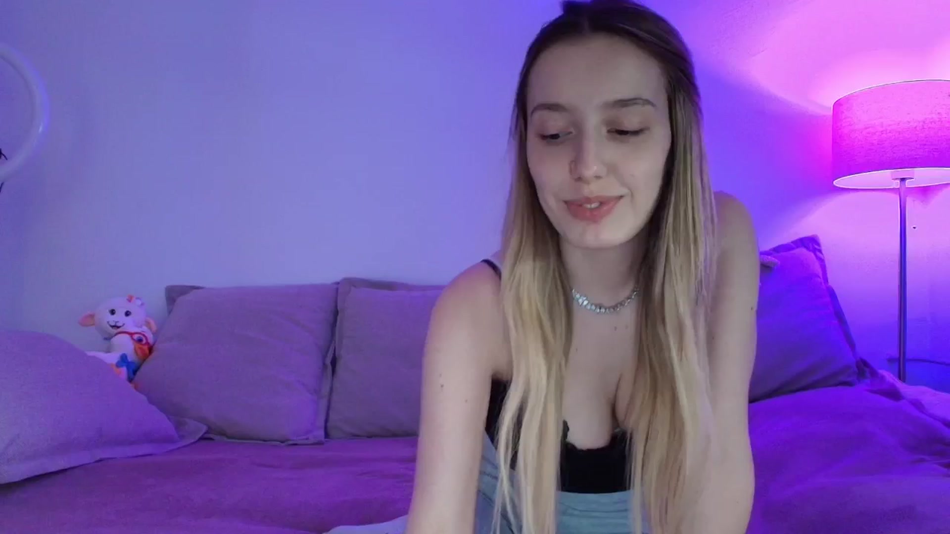 Gallery image thumbnail from Elenaxkiss's myfreecams stream on, 04/14/2026, 12:04 image 10 of 20