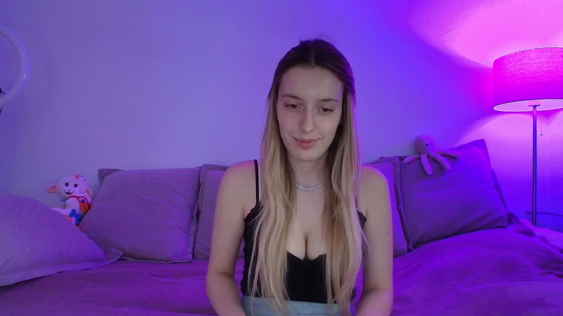 Gallery image thumbnail from Elenaxkiss's myfreecams stream on, 04/14/2026, 12:04 image 9 of 20