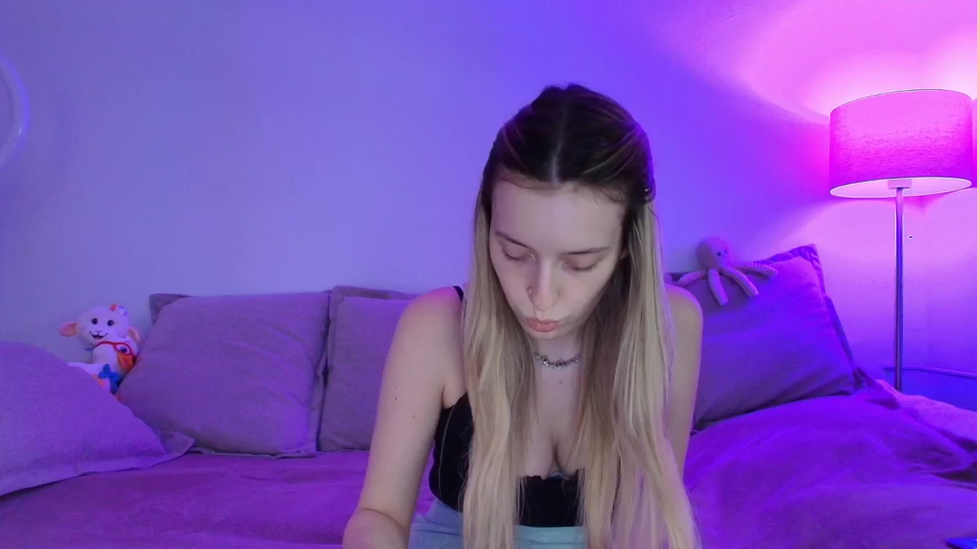 Gallery image thumbnail from Elenaxkiss's myfreecams stream on, 04/14/2026, 12:04 image 16 of 20
