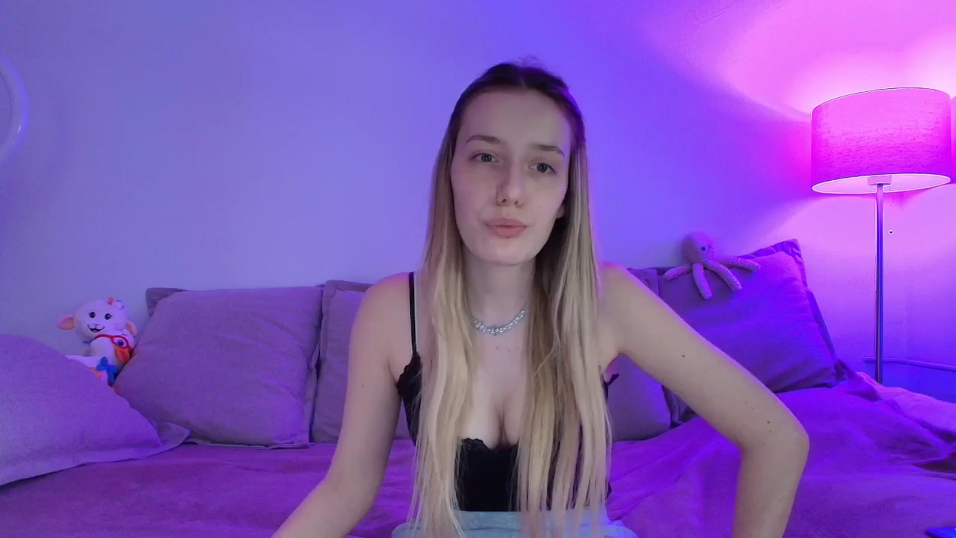 Gallery image thumbnail from Elenaxkiss's myfreecams stream on, 04/14/2026, 12:04 image 15 of 20