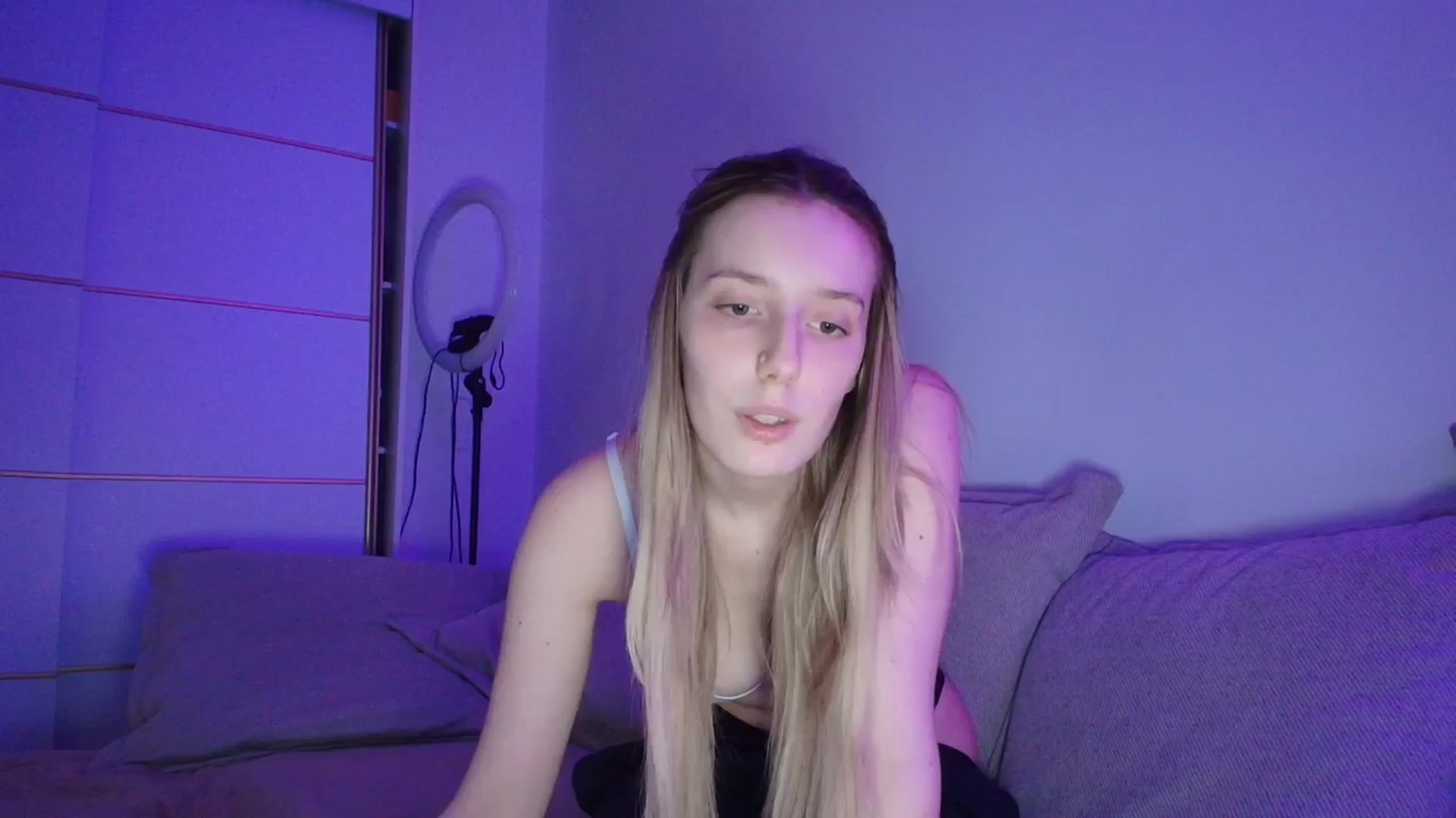 Gallery image thumbnail from Elenaxkiss's myfreecams stream on, 04/15/2026, 21:31 image 9 of 20