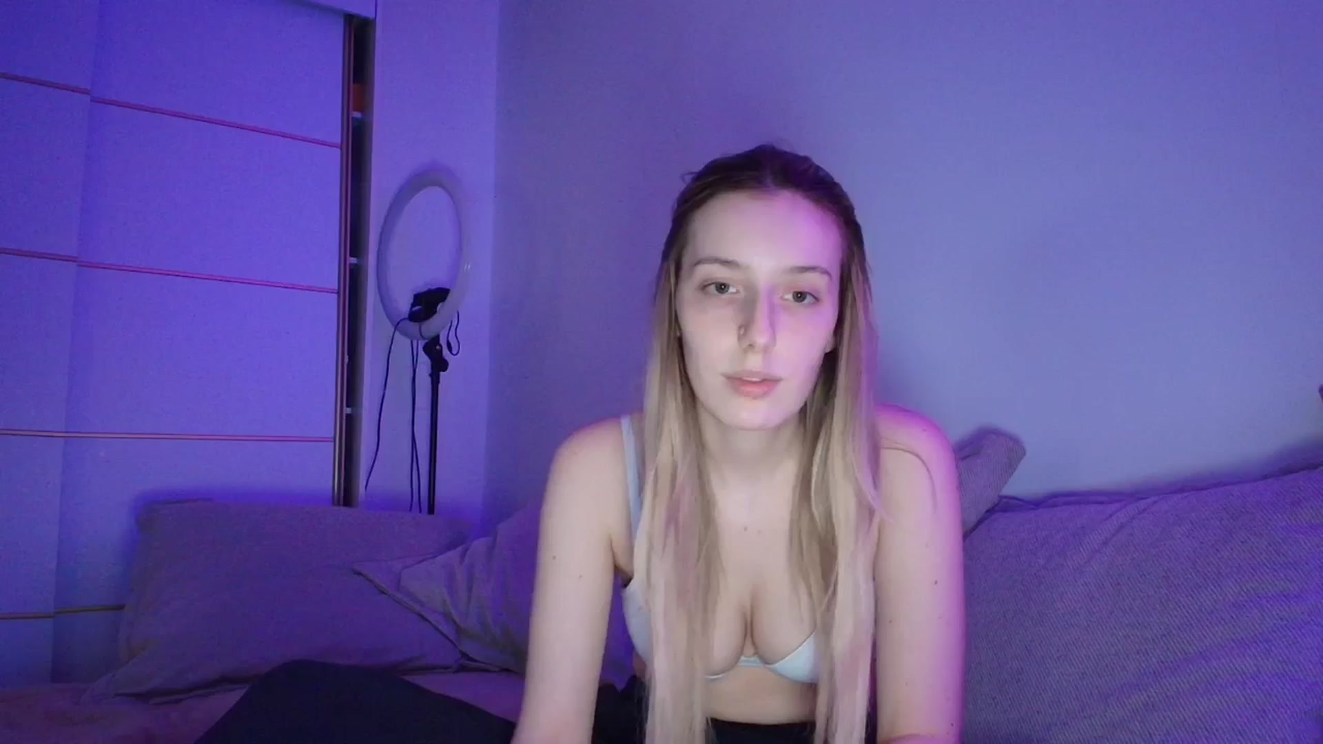 Gallery image thumbnail from Elenaxkiss's myfreecams stream on, 04/15/2026, 21:31 image 12 of 20