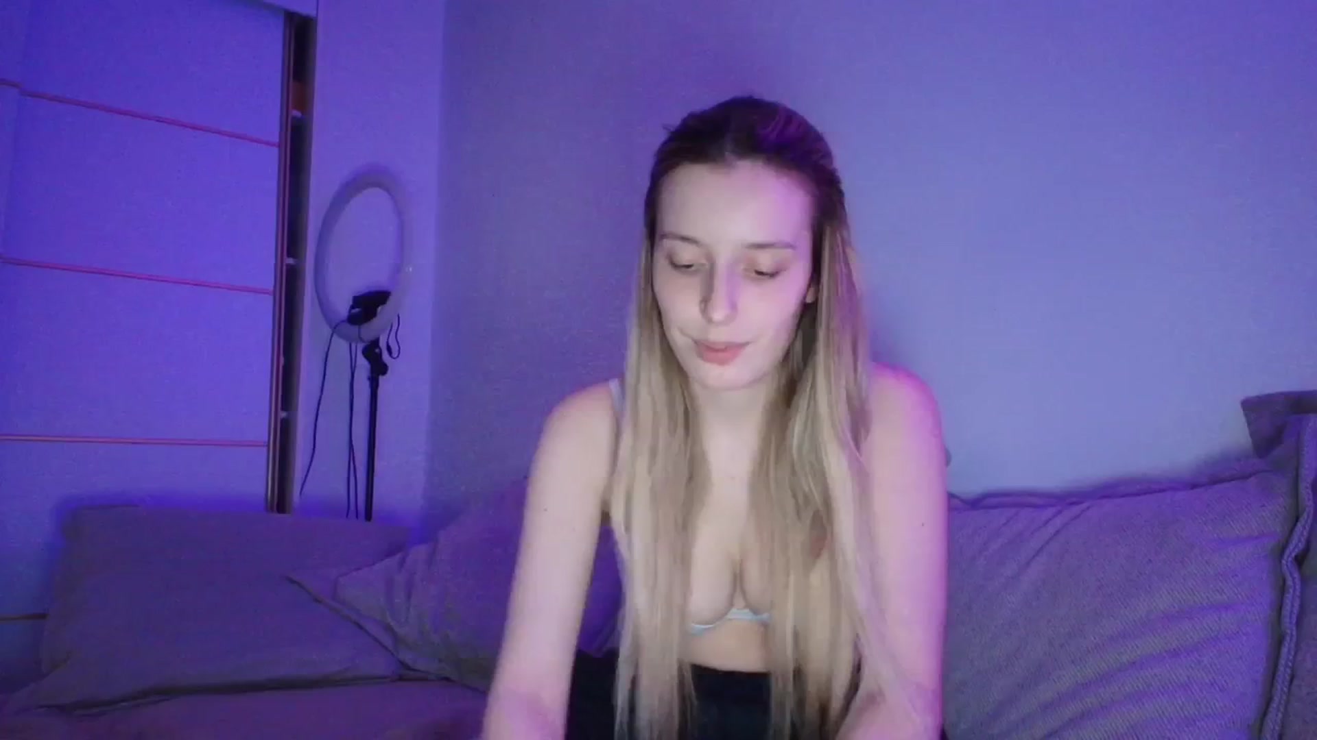 Gallery image thumbnail from Elenaxkiss's myfreecams stream on, 04/15/2026, 21:31 image 6 of 20