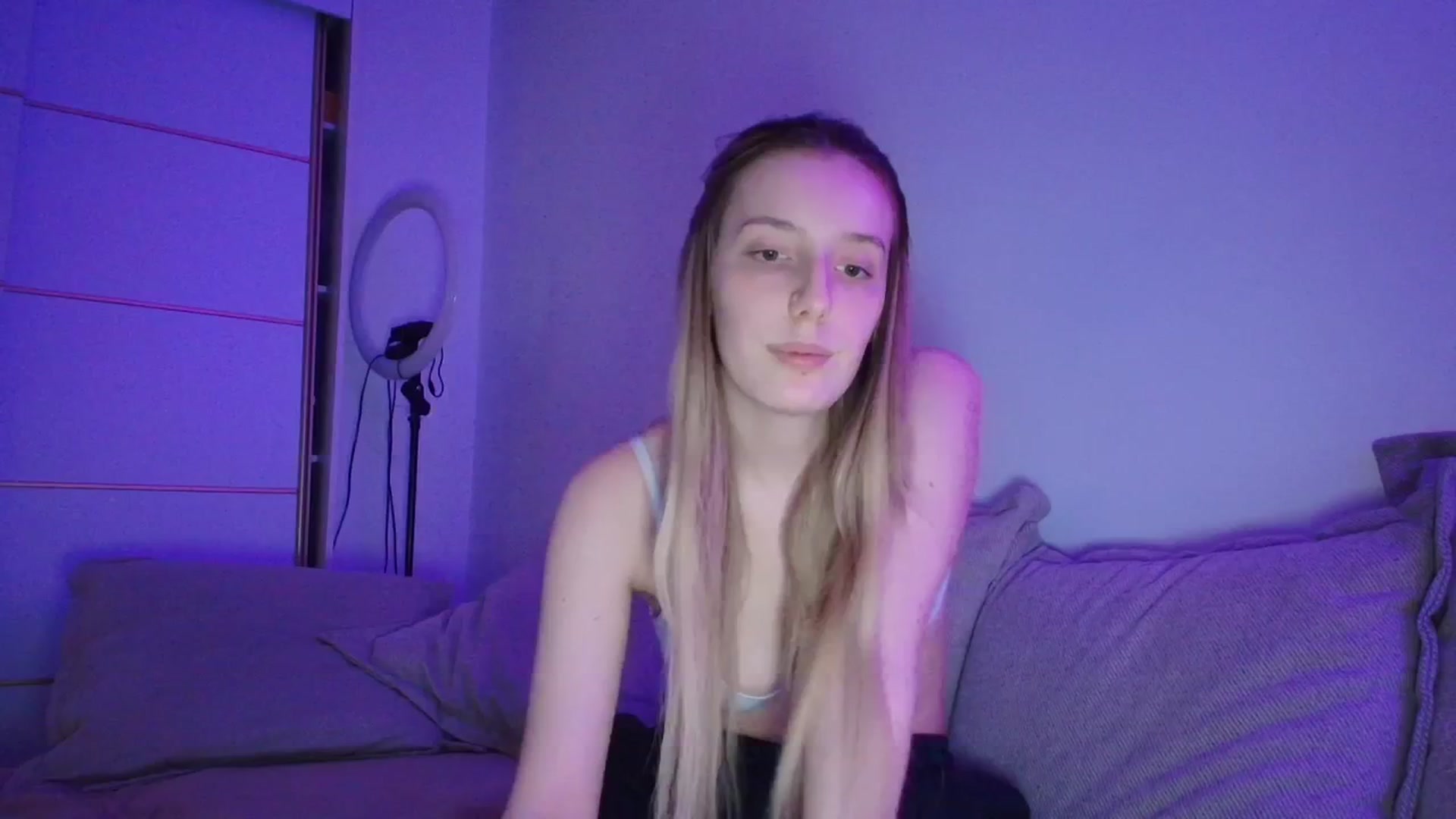 Gallery image thumbnail from Elenaxkiss's myfreecams stream on, 04/15/2026, 21:31 image 5 of 20