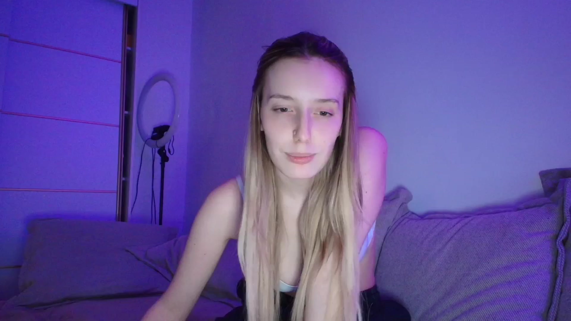 Gallery image thumbnail from Elenaxkiss's myfreecams stream on, 04/15/2026, 21:31 image 4 of 20
