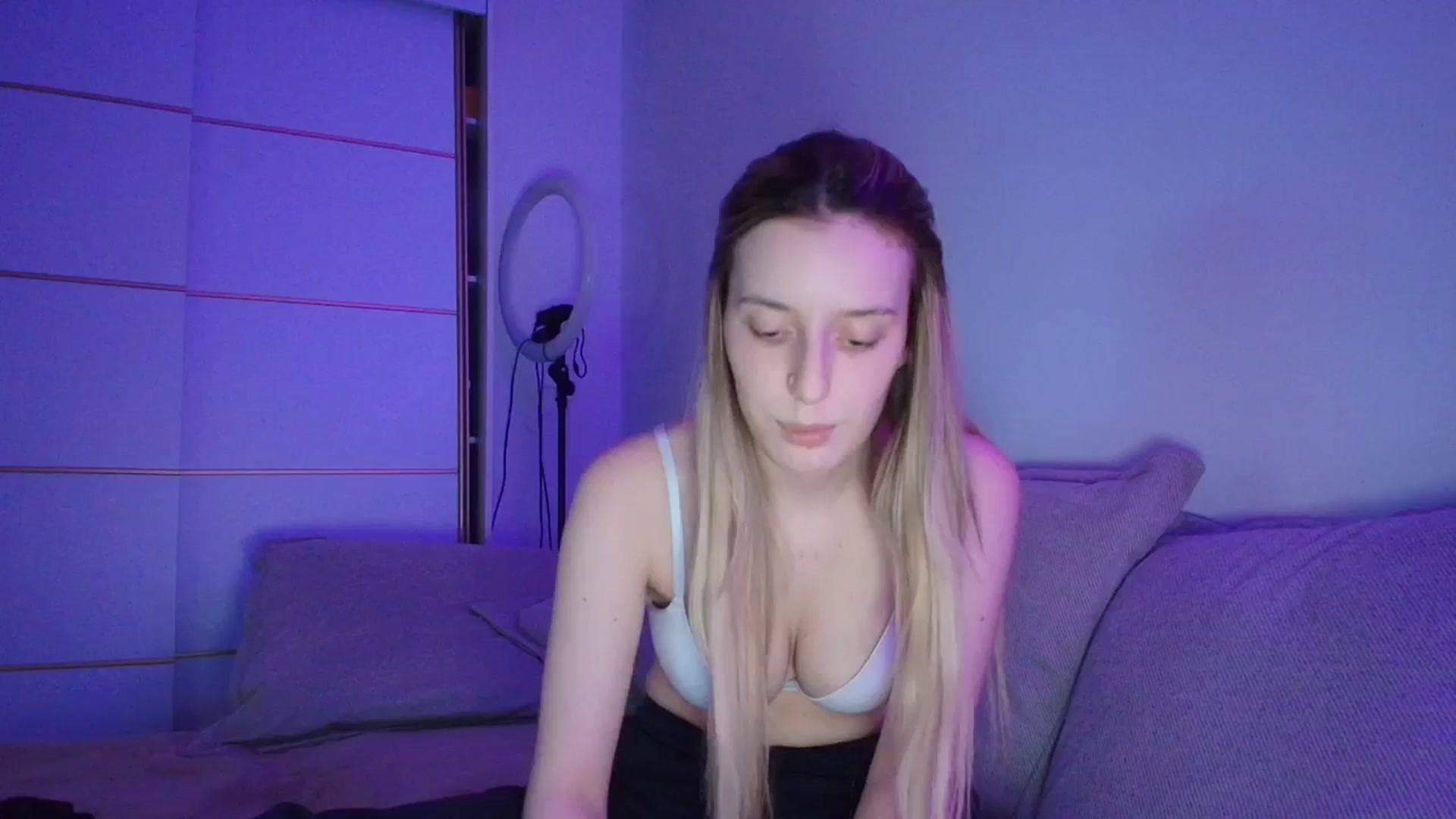 Gallery image thumbnail from Elenaxkiss's myfreecams stream on, 04/15/2026, 21:31 image 17 of 20