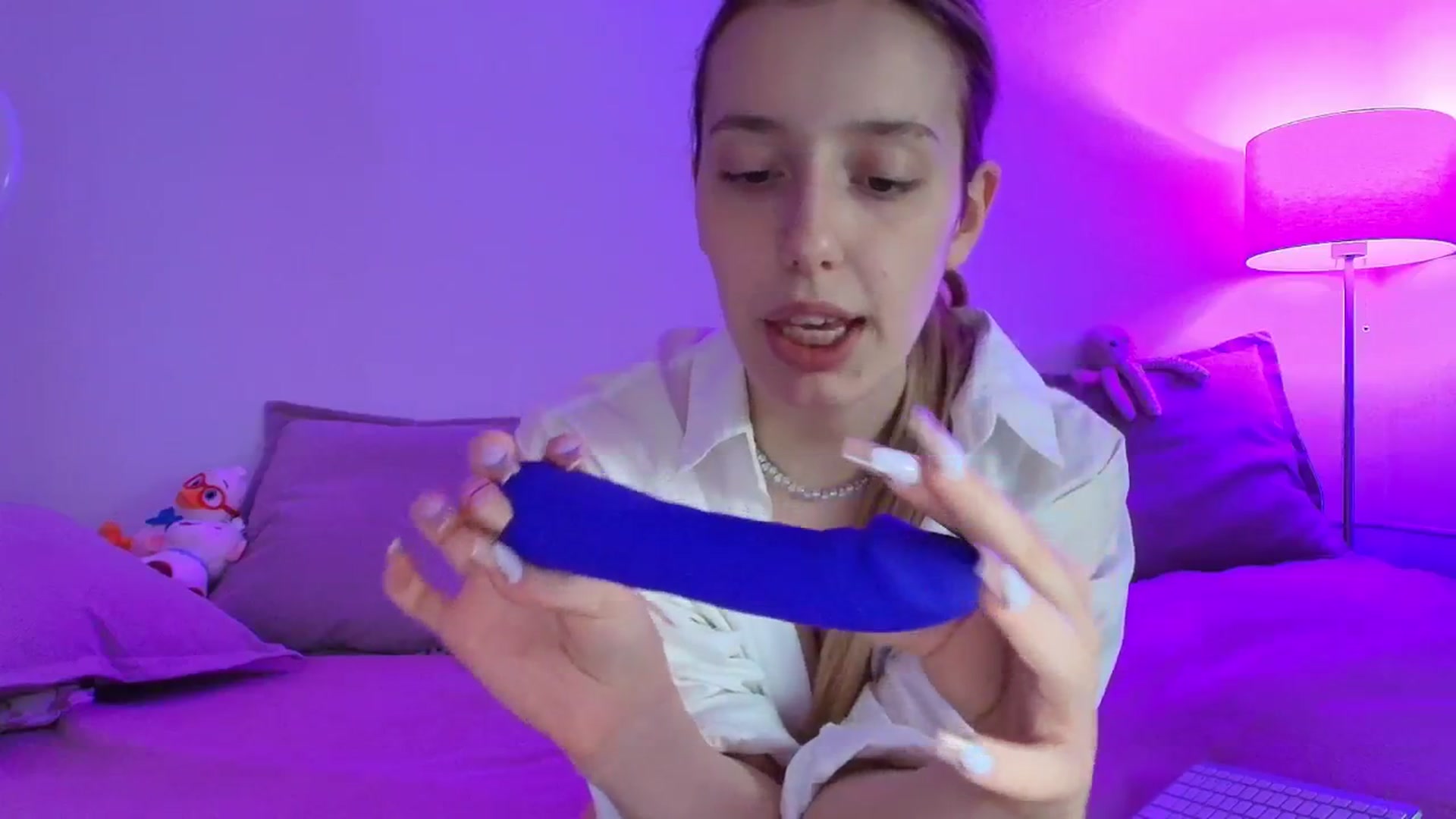 Gallery image thumbnail from Elenaxkiss's myfreecams stream on, 04/16/2026, 08:42 image 5 of 20