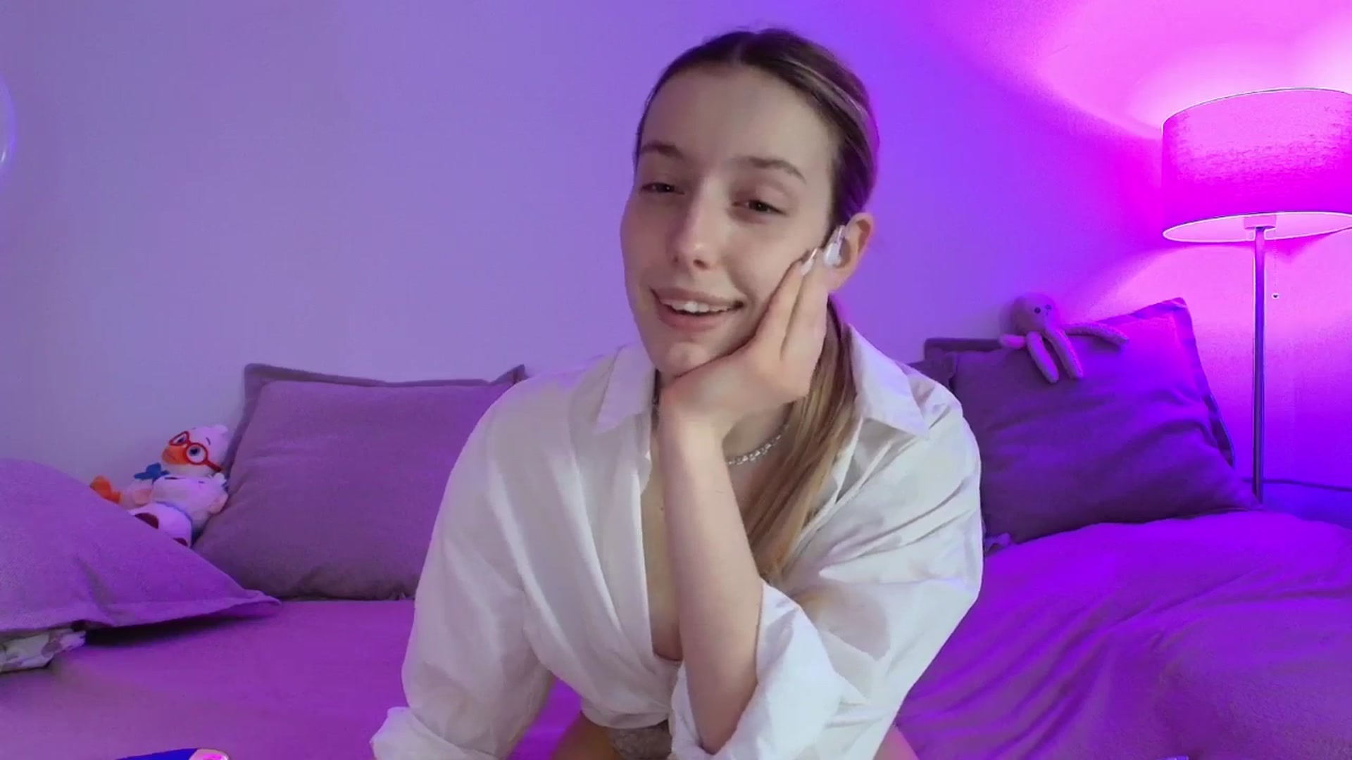 Gallery image thumbnail from Elenaxkiss's myfreecams stream on, 04/16/2026, 08:42 image 8 of 20