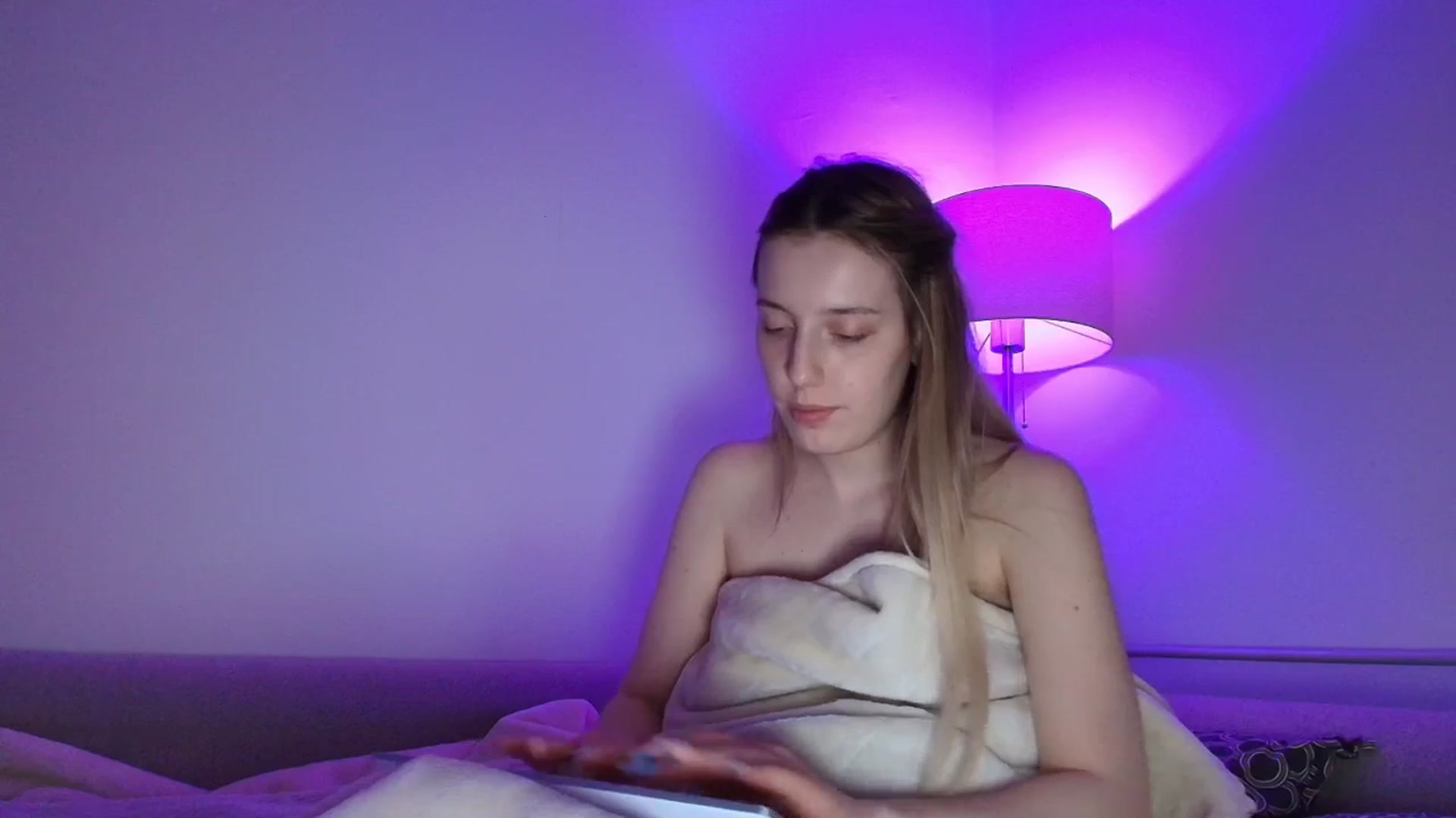 Gallery image thumbnail from Elenaxkiss's myfreecams stream on, 04/17/2026, 22:27 image 19 of 20