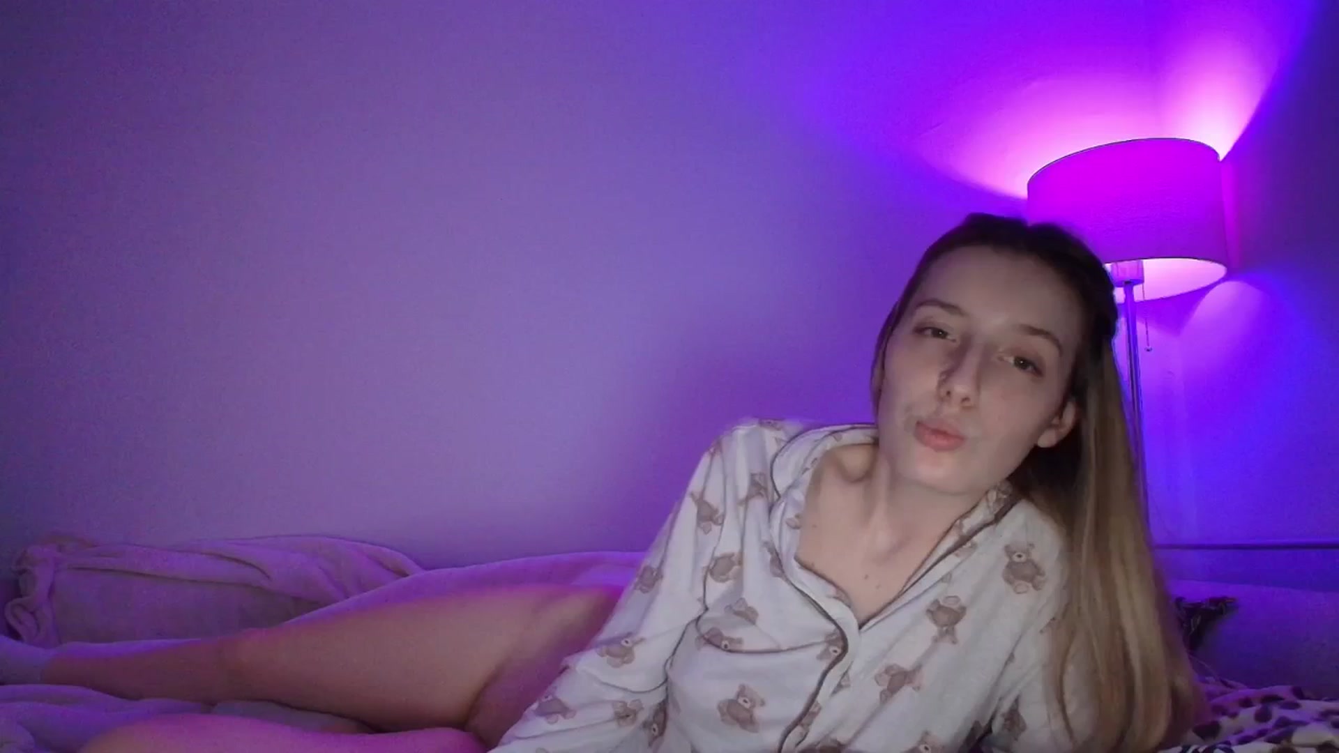 Gallery image thumbnail from Elenaxkiss's myfreecams stream on, 04/17/2026, 22:27 image 4 of 20