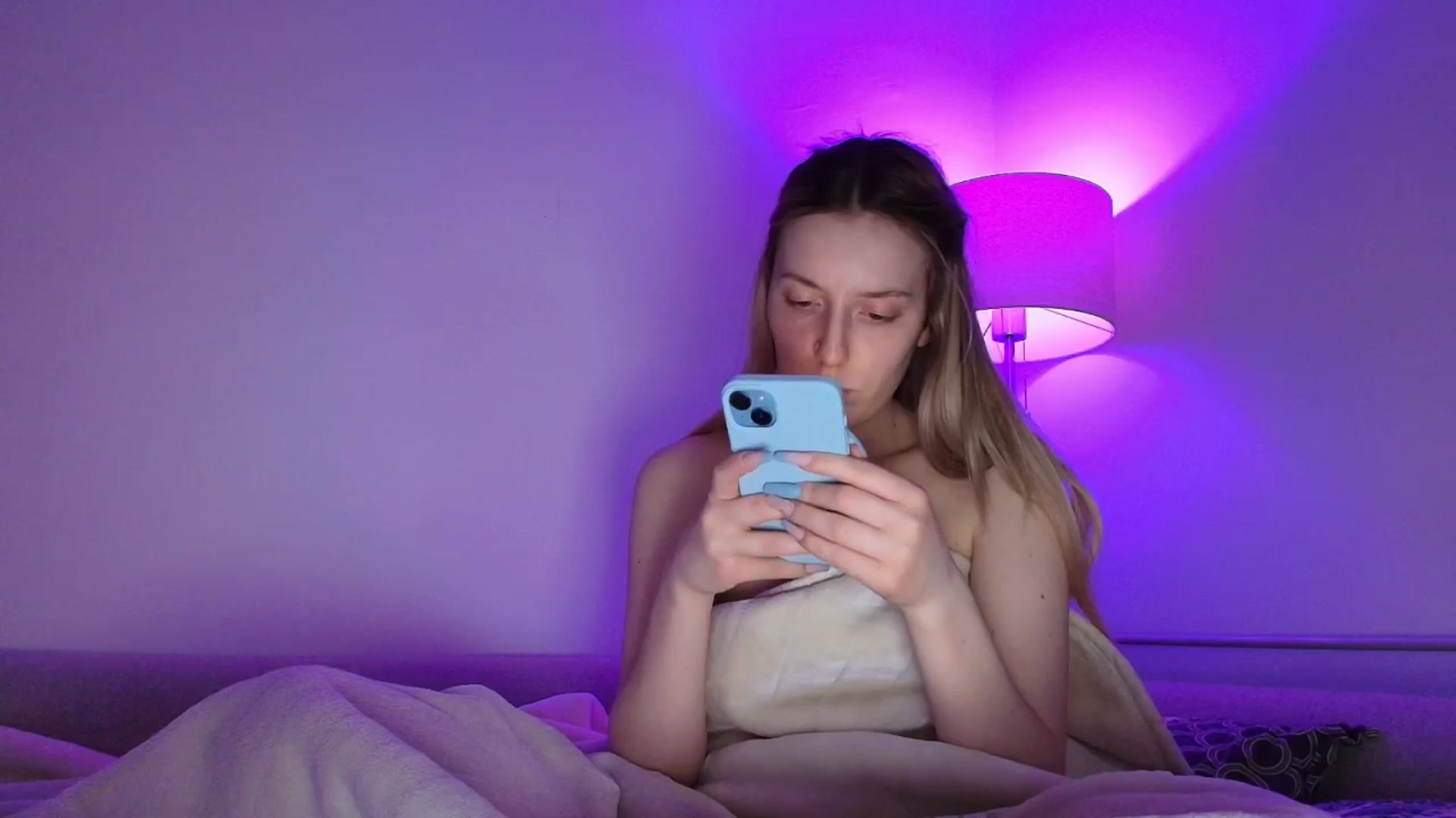 Gallery image thumbnail from Elenaxkiss's myfreecams stream on, 04/17/2026, 22:27 image 16 of 20