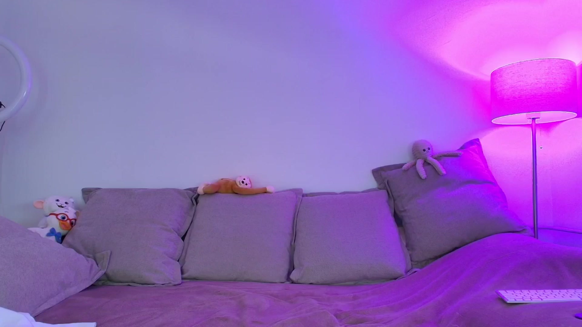 Gallery image thumbnail from Elenaxkiss's myfreecams stream on, 04/19/2026, 12:18 image 1 of 20