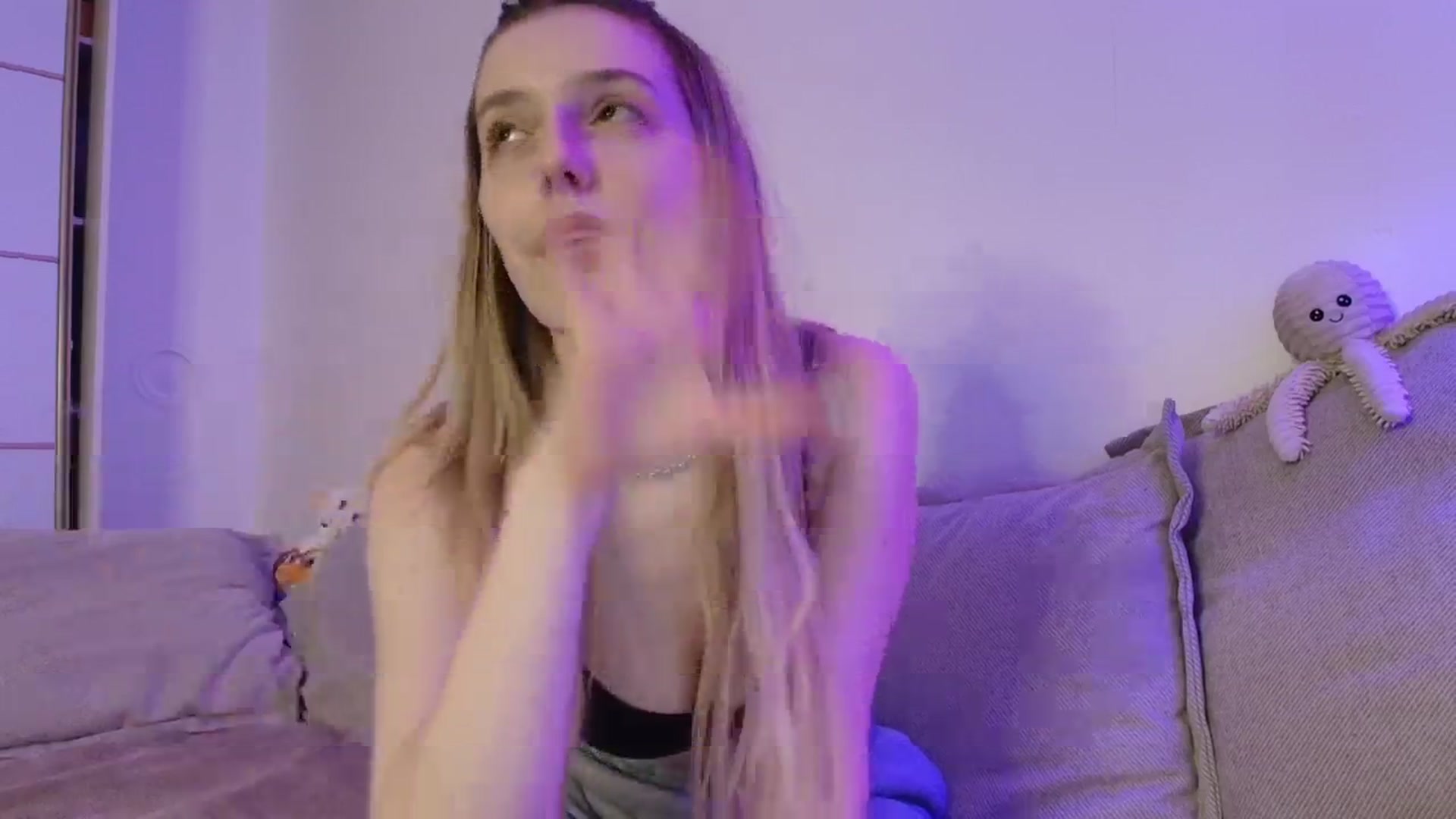 Gallery image thumbnail from Elenaxkiss's myfreecams stream on, 04/19/2026, 18:01 image 12 of 20