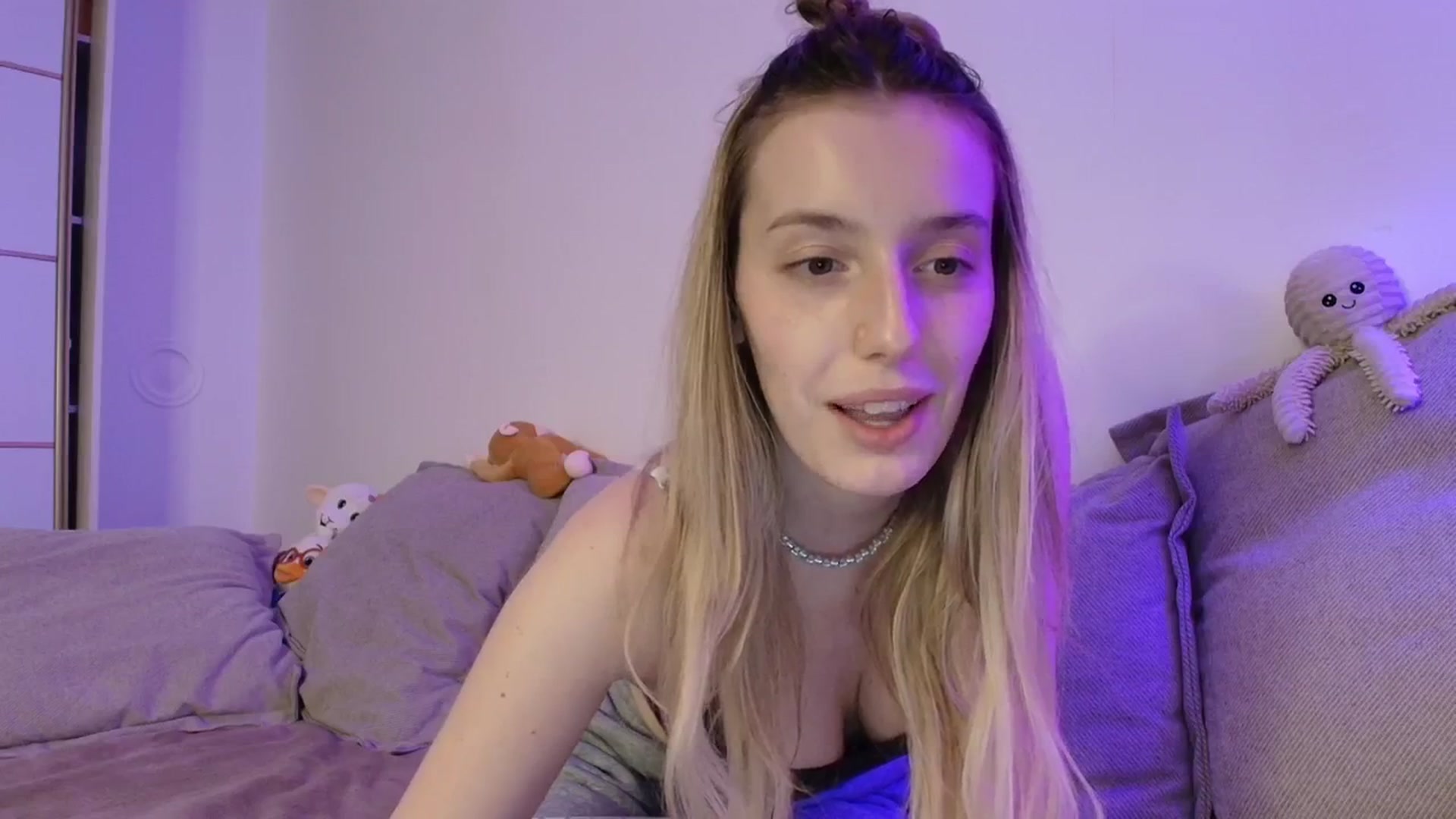 Gallery image thumbnail from Elenaxkiss's myfreecams stream on, 04/19/2026, 18:01 image 10 of 20