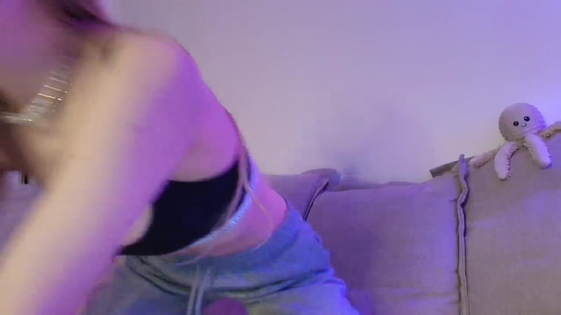 Gallery image thumbnail from Elenaxkiss's myfreecams stream on, 04/19/2026, 18:01 image 13 of 20