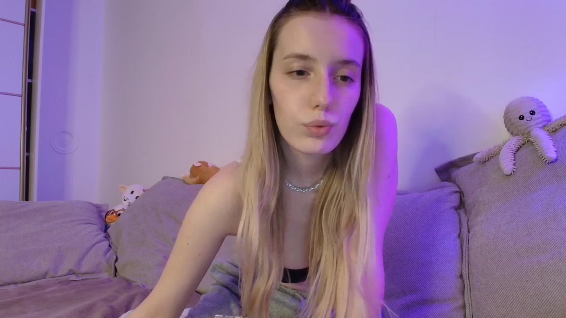 Gallery image thumbnail from Elenaxkiss's myfreecams stream on, 04/19/2026, 18:01 image 17 of 20