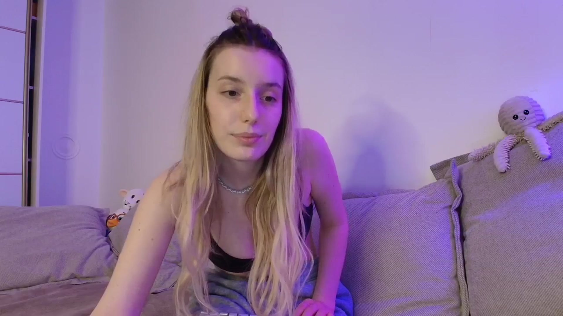 Gallery image thumbnail from Elenaxkiss's myfreecams stream on, 04/19/2026, 18:01 image 8 of 20