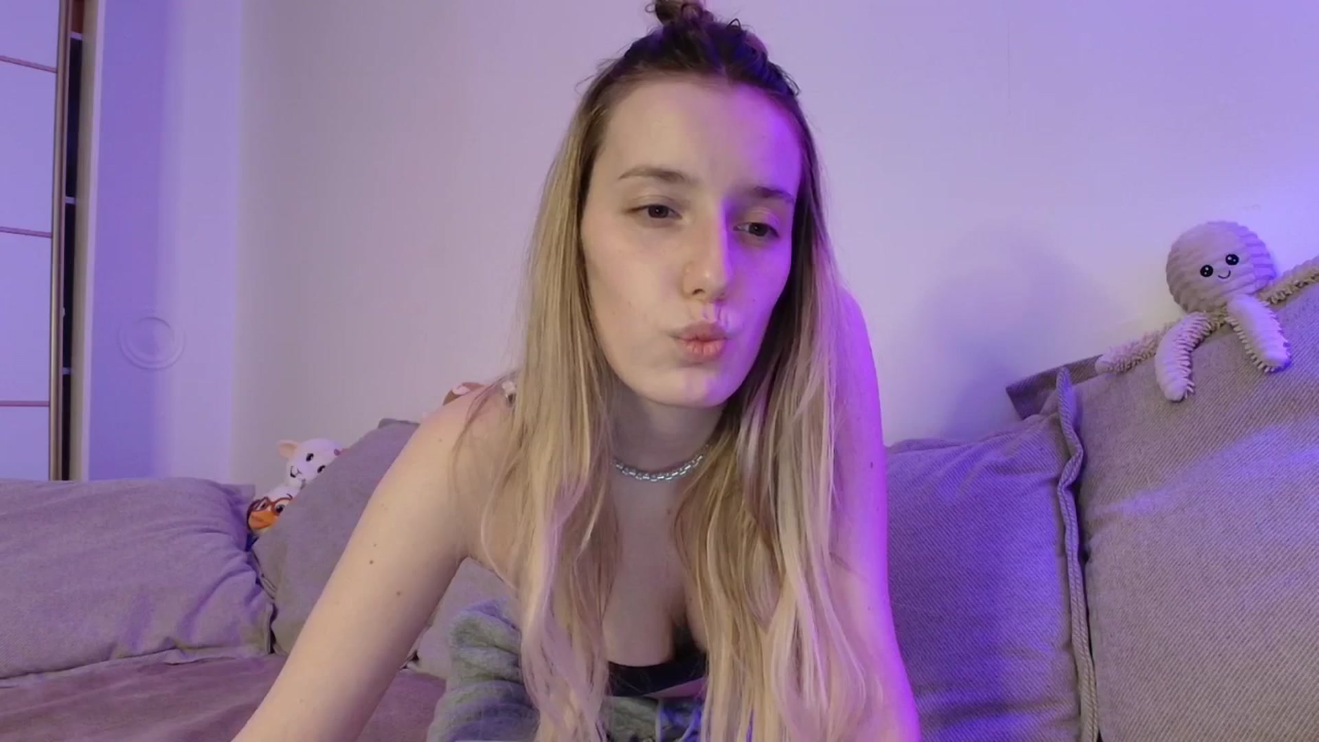 Gallery image thumbnail from Elenaxkiss's myfreecams stream on, 04/19/2026, 18:01 image 9 of 20