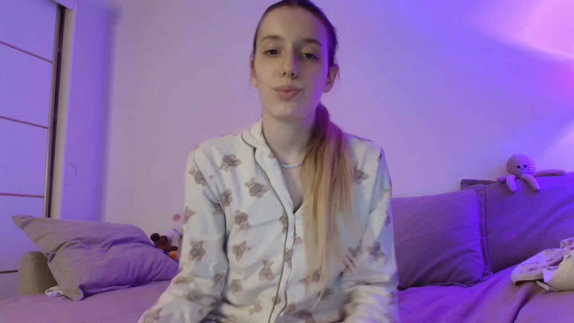 Gallery image thumbnail from Elenaxkiss's myfreecams stream on, 04/23/2026, 20:29 image 17 of 20