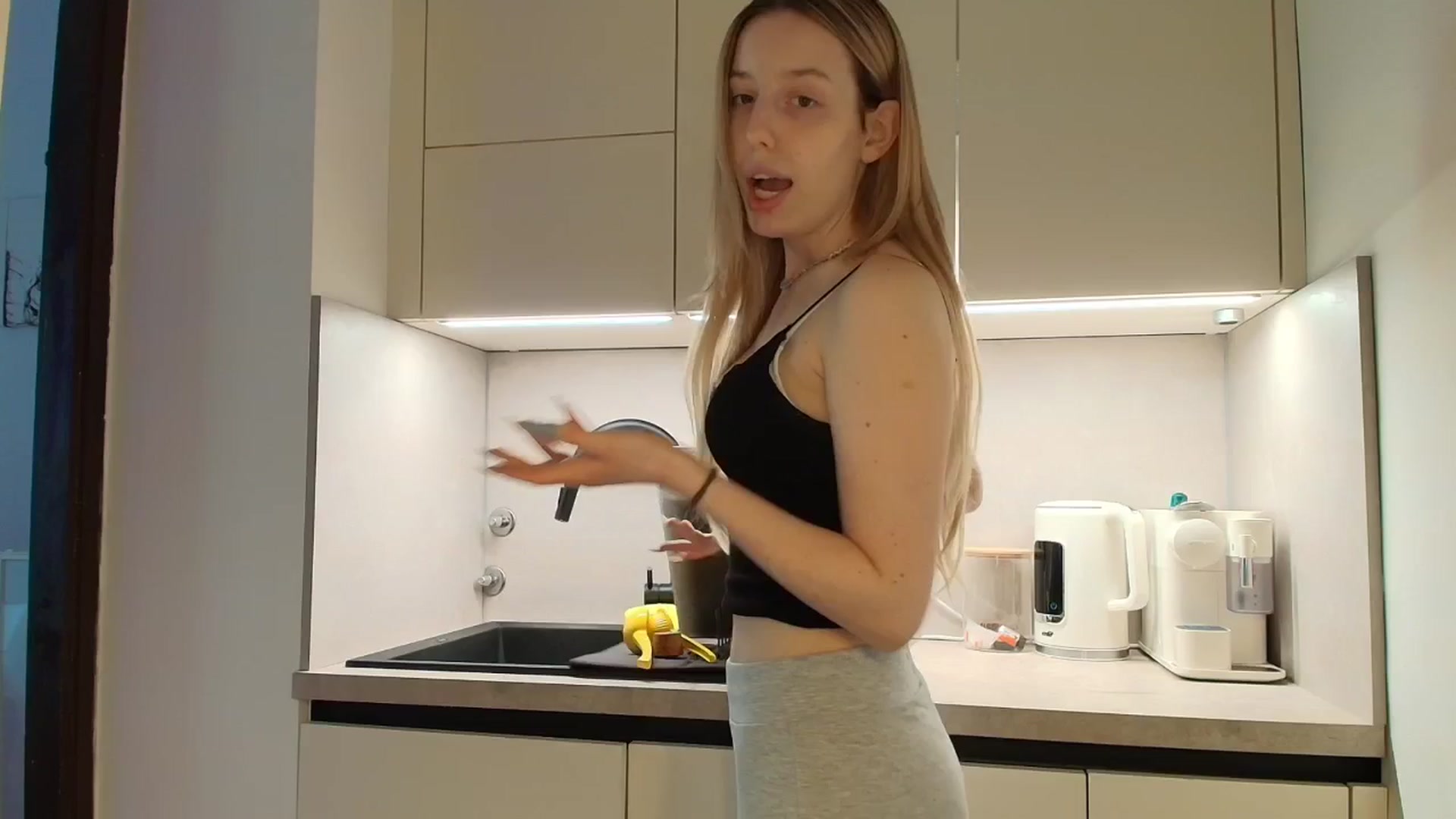 Gallery image thumbnail from Elenaxkiss's myfreecams stream on, 04/24/2026, 10:09 image 2 of 20