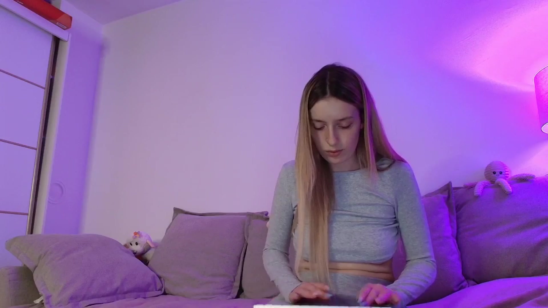 Gallery image thumbnail from Elenaxkiss's myfreecams stream on, 04/24/2026, 21:10 image 2 of 20