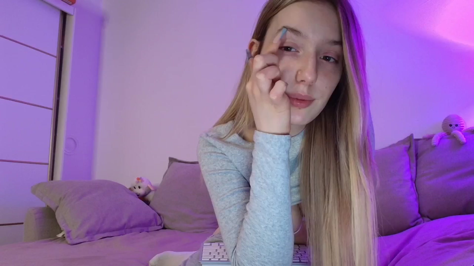 Gallery image thumbnail from Elenaxkiss's myfreecams stream on, 04/24/2026, 21:10 image 7 of 20