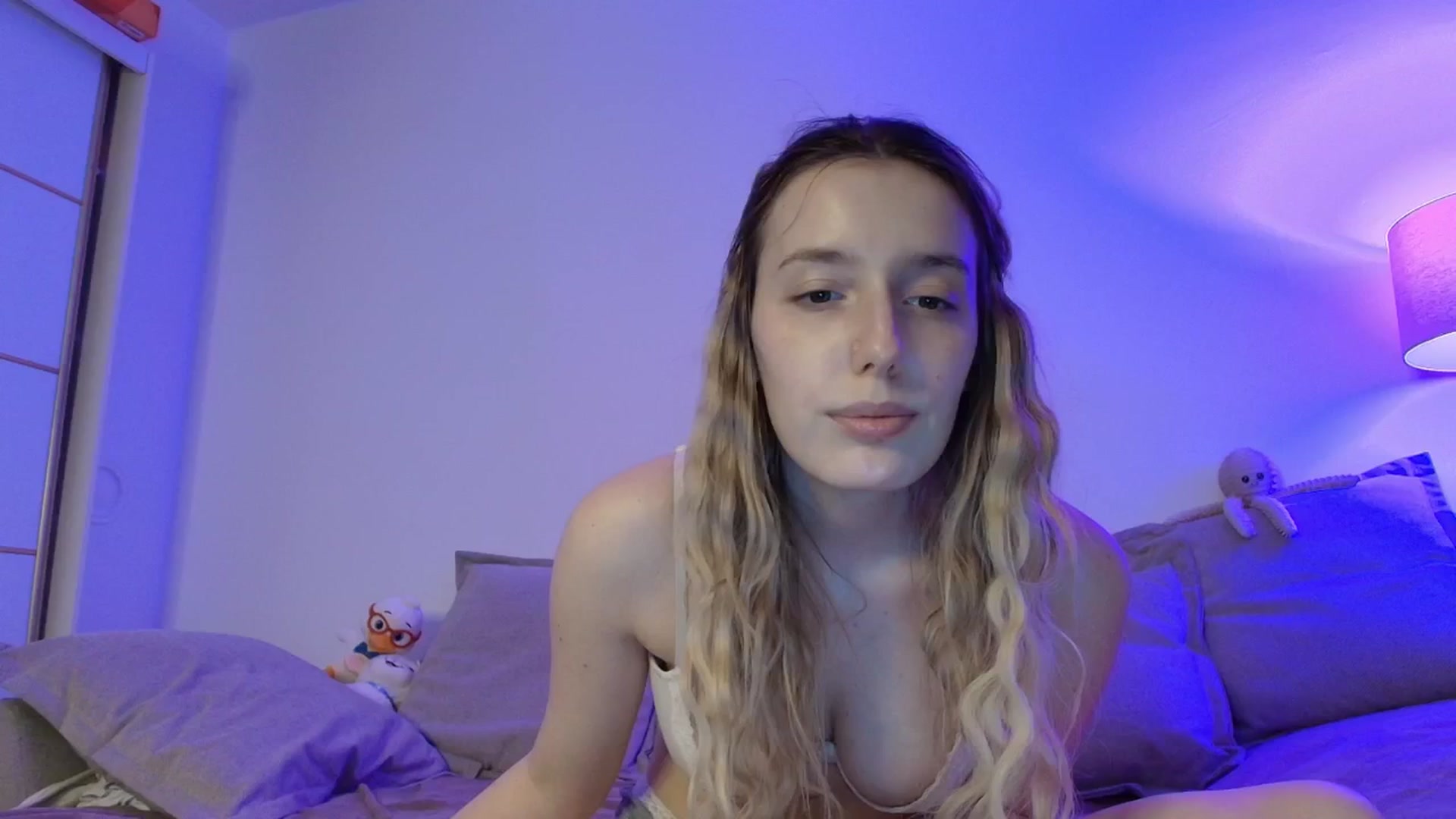 Gallery image thumbnail from Elenaxkiss's myfreecams stream on, 04/27/2026, 21:16 image 12 of 20