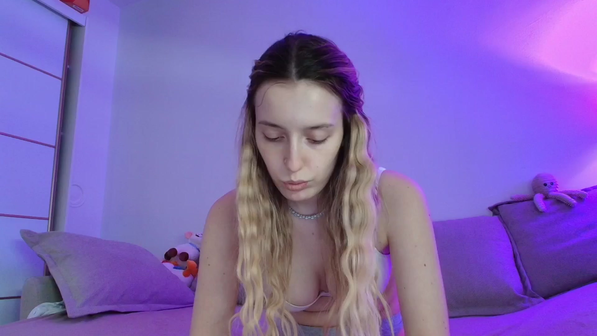 Gallery image thumbnail from Elenaxkiss's myfreecams stream on, 04/28/2026, 10:57 image 9 of 20