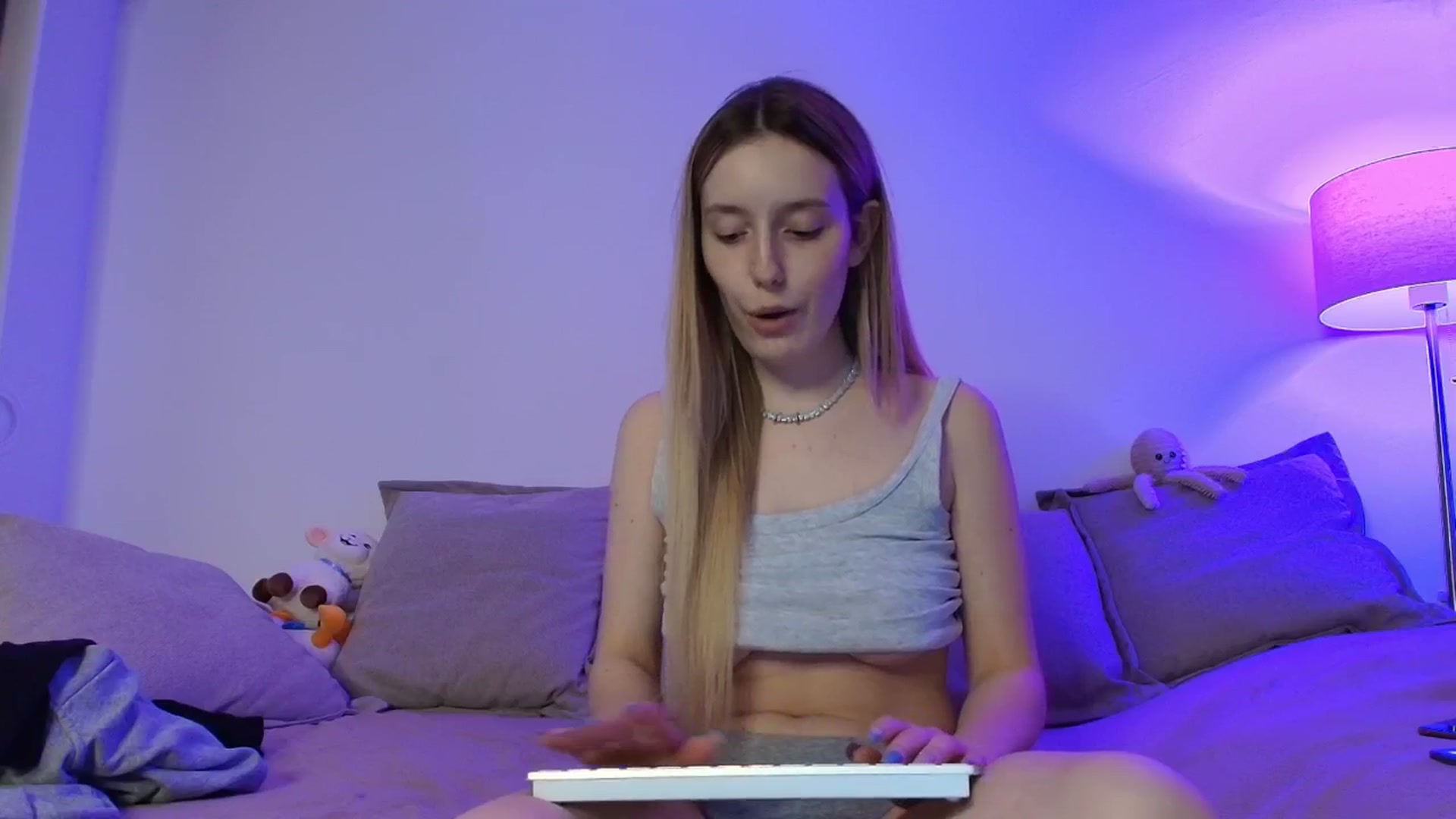 Gallery image thumbnail from Elenaxkiss's myfreecams stream on, 04/28/2026, 19:32 image 19 of 20
